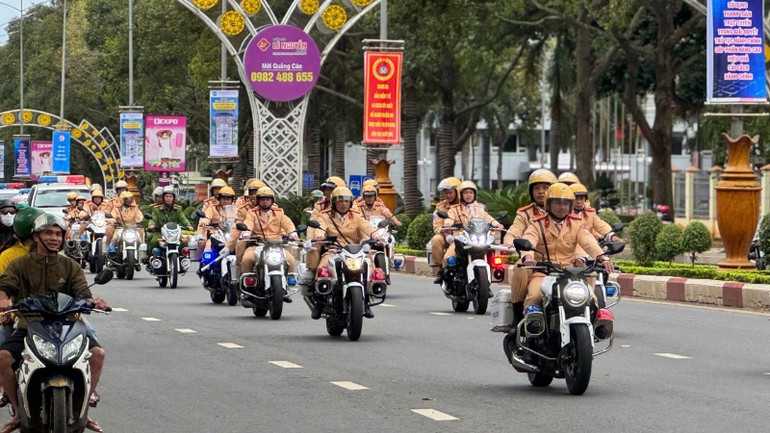 Các đơn vị Công an tỉnh Đắk Lắk diễu hành thị uy lực lượng trên các tuyến phố chính của thành phố Buôn Ma Thuột. Các đơn vị Công an tỉnh Đắk Lắk diễu hành thị uy lực lượng trên các tuyến phố chính của thành phố Buôn Ma Thuột.