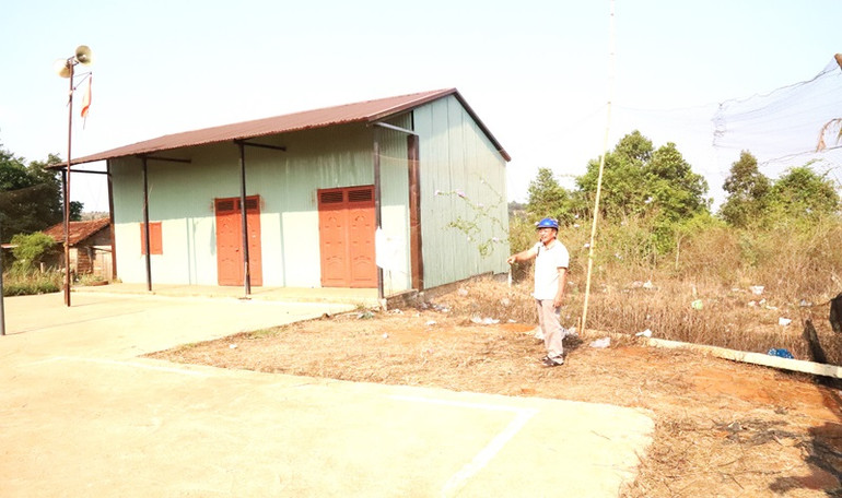 Lô đất của gia đình ông Nguyễn Văn Diễn và bà Trần Thị Lê sang nhượng lại của ông Hoàng Văn Kế cũng bị người dân thôn Kty 5 láng xi-măng sân Hội trường thôn chắn ngang trước lô đất của ông khiến ông không thể xây dựng nhà cho con.