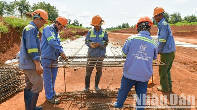 Các công nhân của Trungnam E&C đang thi công trên công trường Dự án cao tốc Khánh Hòa-Buôn Ma Thuột.
