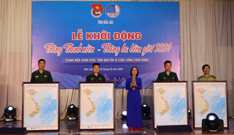 Trao 20 bản đồ “Tự hào một dải non sông” cho Đoàn thanh niên các đồn biên phòng và các xã, đơn vị khu vực biên giới.