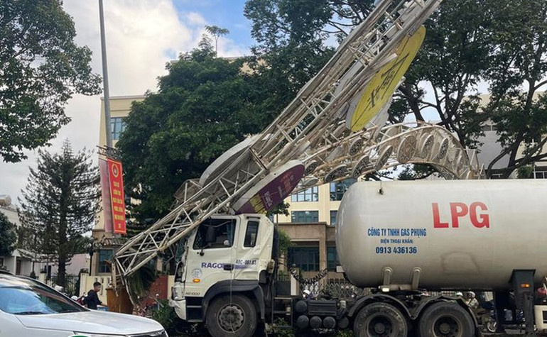 Sau khi lao lên dải phân cách trên đường Nguyễn Tất Thành, thành phố Buôn Ma Thuột, xe chở khí gas tông sập cổng trang trí, chiếu sáng trên đường.