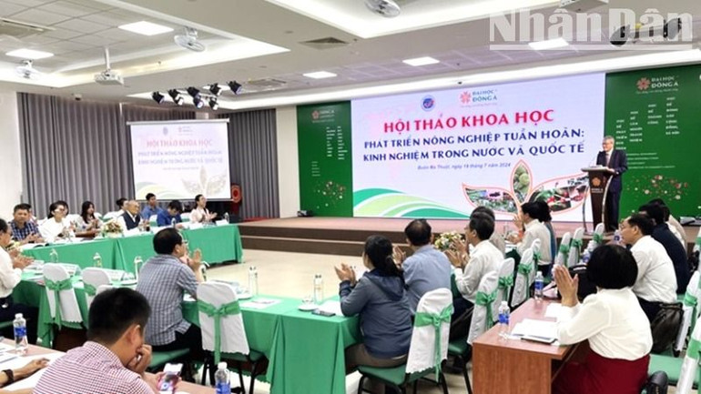 Nhiều hội thảo khoa học cũng được tổ chức để tìm giải pháp sản xuất nông nghiệp thích ứng với biến đổi khí hậu. Nhiều hội thảo khoa học cũng được tổ chức để tìm giải pháp sản xuất nông nghiệp thích ứng với biến đổi khí hậu.