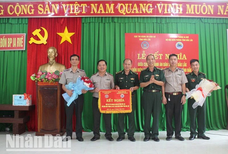 Đại tá Nguyễn Công Tuấn, Phó Chỉ huy trưởng kiêm Tham mưu trưởng Bộ Chỉ huy Bộ đội Biên phòng tỉnh Đắk Lắk tặng hoa chúc mừng lãnh đạo hai đơn vị Cục Thi hành án dân sự tỉnh và Đồn biên phòng Ia Rvê.