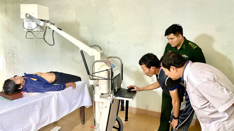 Trong đợt khám bệnh cho nhân dân khu vực biên giới lần này có tăng cường thêm máy móc hiện đại.