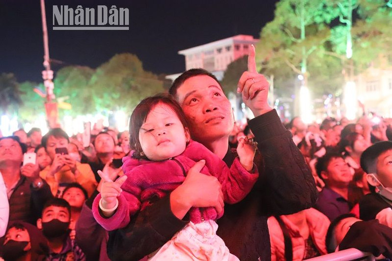 Chương trình bắn pháo hoa năm nay ở Đắk Lắk khá đặc sắc, thu hút hàng nghìn người dân đến xem. Chương trình bắn pháo hoa năm nay ở Đắk Lắk khá đặc sắc, thu hút hàng nghìn người dân đến xem.