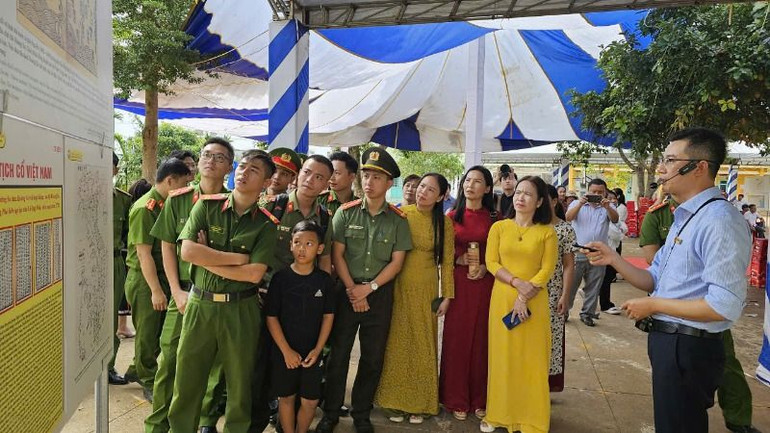 Cán bộ, chiến sĩ Công an huyện Krông Búk thăm quan triển lãm.