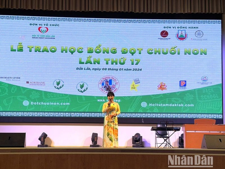 Nhà báo Hoàng Thiên Nga, Trưởng Ban tổ chức buổi lễ trao học bổng Đọt Chuối Non lần thứ 17 phát biểu tại buổi lễ. Nhà báo Hoàng Thiên Nga, Trưởng Ban tổ chức buổi lễ trao học bổng Đọt Chuối Non lần thứ 17 phát biểu tại buổi lễ.