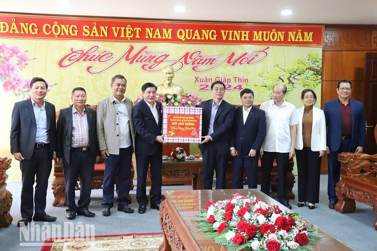 Đồng chí Bùi Văn Cường, Ủy viên Trung ương Đảng, Ủy viên Ủy ban Thường vụ Quốc hội, Tổng Thư ký, Chủ nhiệm Văn phòng Quốc hội tặng quà Tết cho Đảng bộ, chính quyền và nhân dân tỉnh Đắk Lắk.
