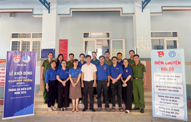 Một điểm hướng dẫn chuyển đổi số cho người dân và đoàn viên, thanh niên trong Tháng Thanh niên-Tháng Ba biên giới năm 2024 trên tuyến biên giới của tỉnh Đắk Lắk.