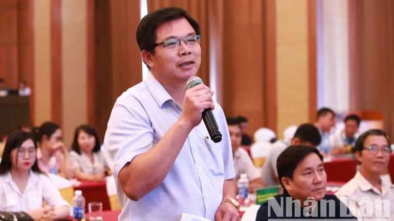 Nhà báo Nguyễn Công Lý, Trưởng Văn phòng Đại diện Báo Nhân Dân tại Đắk Lắk nêu câu hỏi tại buổi họp báo.