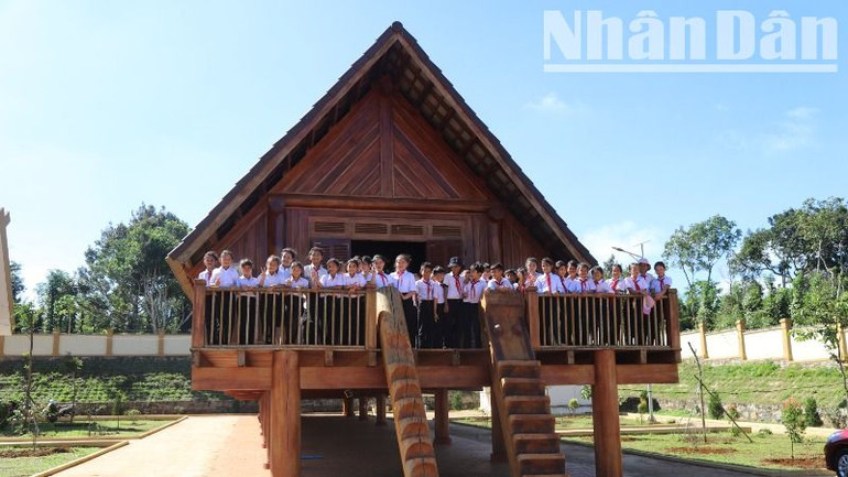 Nhà dài truyền thống dân tộc Ê-đê được xây dựng trong Không gian trưng bày Khu văn hóa buôn Kli A, phường Đạt Hiếu, thị xã Buôn Hồ.