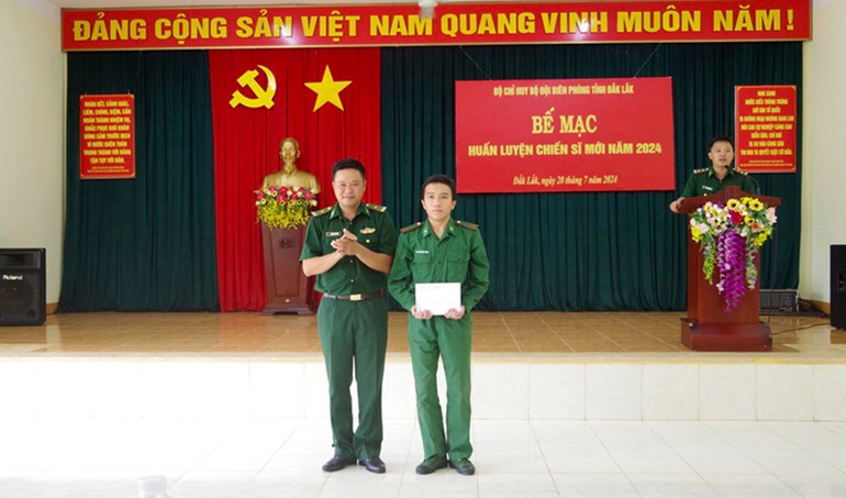 Đại diện chỉ huy Tiểu đoàn Huấn luyện-Cơ động trao quà hỗ trợ, động viên chiến sĩ Nguyễn Gia Long, là quân nhân có hoàn cảnh gia đình khó khăn, vừa điều trị bệnh tại Bệnh viện quân y 175 - Bộ Quốc phòng.