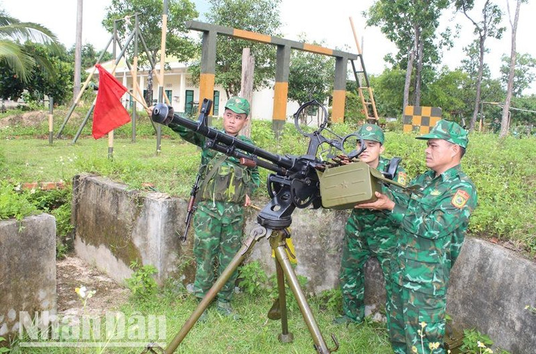 Cán bộ, chiến sĩ Đồn Biên phòng Yok Đôn huấn luyện bảo vệ đồn.