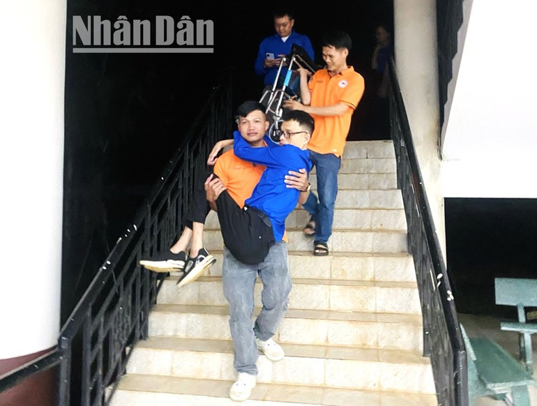 Năm 2018, trong lần phẫu thuật và xạ trị khối u trong não, Tài Nam bị mất đi thính giác, tay, chân bị teo dần, không nói được và đi lại phải có người dìu hoặc bế đi.