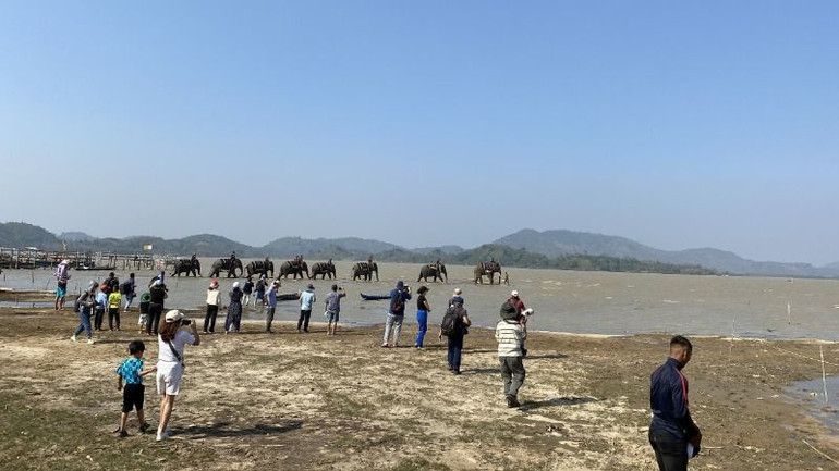 Hồ Lắk là hồ nước ngọt tự nhiên có diện tích lớn nhất Tây Nguyên và đứng thứ hai ở Việt Nam sau hồ Ba Bể ở tỉnh Bắc Cạn.