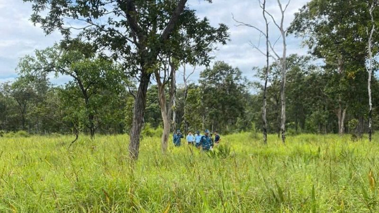 Các lực lượng đang băng rừng tiềm kiếm chiếc Yak-130 bị rơi trên khu vực biên giới xã Krông Na, huyện Buôn Đôn, tỉnh Đắk Lắk.