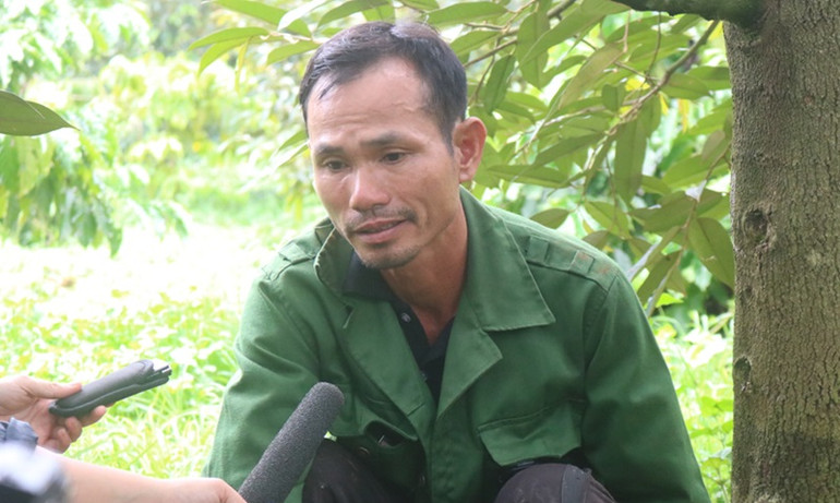 Ông N.B.T thẫn thờ khi phát hiện vườn sầu riêng của gia đình bị chặt phá.