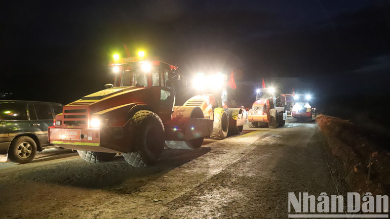 Các nhà thầu thi công ban đêm. Các nhà thầu thi công ban đêm.