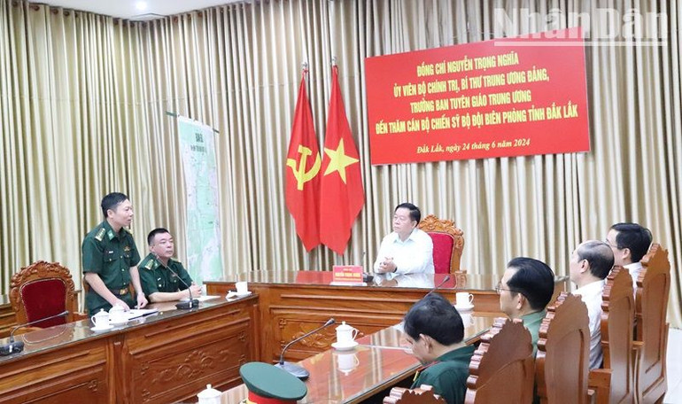 Đại tá Đỗ Quang Thấm, Chính ủy Bộ đội Biên phòng tỉnh Đắk Lắk cảm ơn Trưởng Ban Tuyên giáo Trung ương và đoàn công tác của Trung ương đến thăm cán bộ, chiến sĩ Bộ Chỉ huy Bộ đội Biên phòng tỉnh Đắk Lắk.