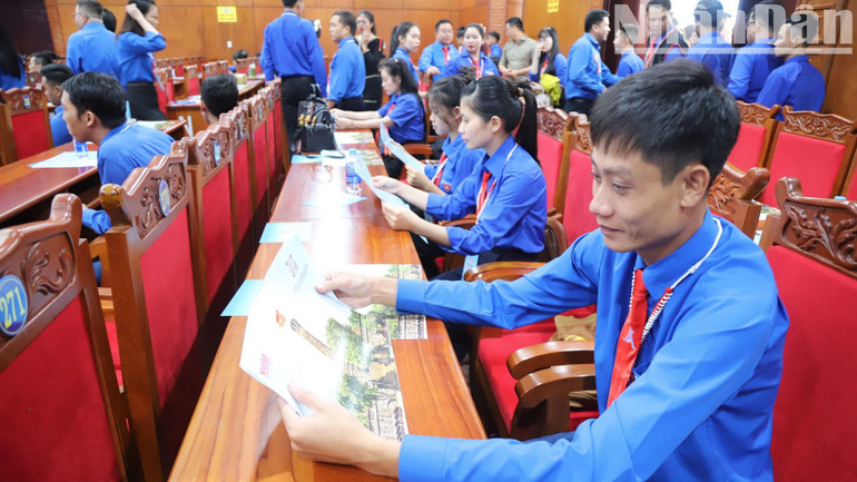 Các bạn trẻ ở Đắk Lắk hào hứng tìm hiểu về Thủ đô Hà Nội qua phụ san đặc biệt của Báo Nhân Dân về Cột cờ Hà Nội.