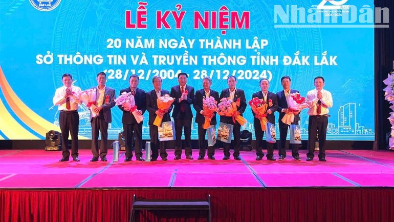 Lãnh đạo Sở Thông tin và Truyền thông tỉnh Đắk Lắk tặng hoa và quà cho cho nguyên lãnh đạo Sở Thông tin và Truyền thông.