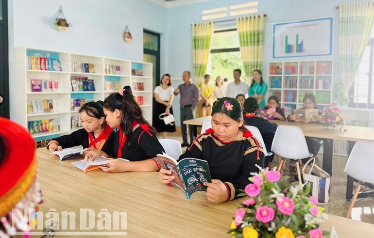 Các em học sinh đến thư viện thân thiện đọc sách.