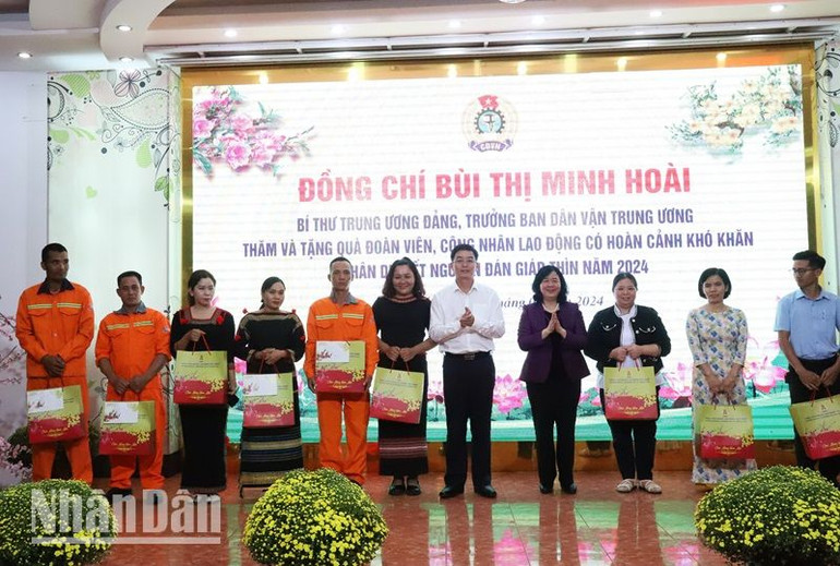 Đồng chí Bùi Thị Minh Hoài, Bí thư Trung ương Đảng, Trưởng Ban Dân vận Trung ương và đồng chí Nguyễn Đình Trung, Ủy viên Trung ương Đảng, Bí thư Tỉnh ủy Đắk Lắk trao tặng quà Tết cho công nhân lao động có hoàn cảnh khó khăn trên địa bàn tỉnh Đắk Lắk nhân dịp Tết Nguyên đán Giáp Thìn 2024. Đồng chí Bùi Thị Minh Hoài, Bí thư Trung ương Đảng, Trưởng Ban Dân vận Trung ương và đồng chí Nguyễn Đình Trung, Ủy viên Trung ương Đảng, Bí thư Tỉnh ủy Đắk Lắk trao tặng quà Tết cho công nhân lao động có hoàn cảnh khó khăn trên địa bàn tỉnh Đắk Lắk nhân dịp Tết Nguyên đán Giáp Thìn 2024.