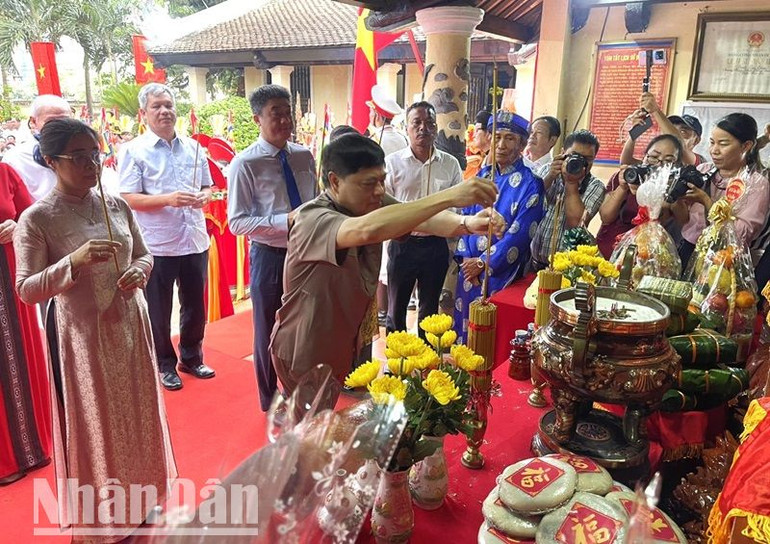 Phó Bí thư Thường trực Tỉnh ủy Đắk Lắk Phạm Minh Tấn dâng hương tưởng nhớ các Vua Hùng. Phó Bí thư Thường trực Tỉnh ủy Đắk Lắk Phạm Minh Tấn dâng hương tưởng nhớ các Vua Hùng.