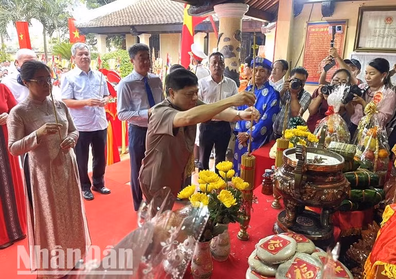 Phó Bí thư Thường trực Tỉnh ủy Đắk Lắk Phạm Minh Tấn dâng hương tưởng nhớ các Vua Hùng. Phó Bí thư Thường trực Tỉnh ủy Đắk Lắk Phạm Minh Tấn dâng hương tưởng nhớ các Vua Hùng.
