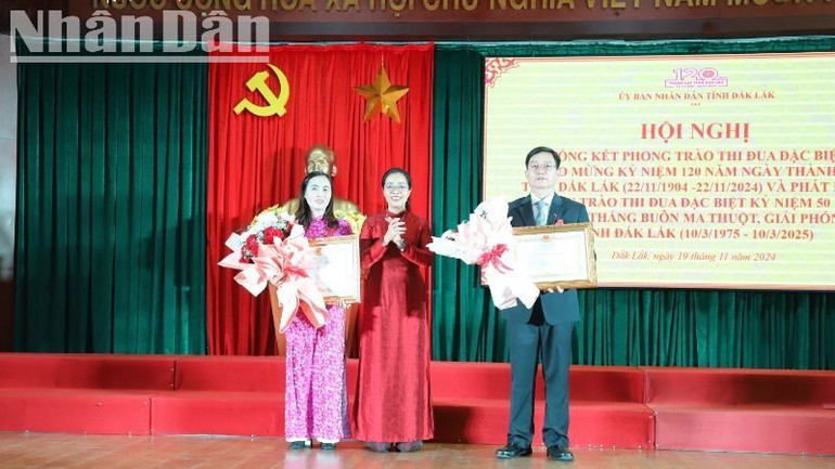 Thừa ủy quyền của Chủ tịch nước, Phó Bí thư Tỉnh ủy, Chủ tịch Hội đồng nhân dân tỉnh Đắk Lắk Huỳnh Thị Chiến Hòa trao Huân chương Lao động hạng Ba tặng Bí thư Tỉnh ủy Đắk Lắk Nguyễn Đình Trung và Bí thư Huyện ủy Buôn Đôn Lại Thị Loan.