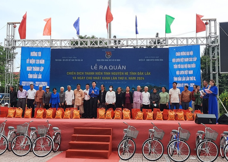 Tại Lễ ra quân, Tỉnh đoàn Đắk Lắk trao 40 phần quà tặng gia đình chính sách, người có công với cách mạng trên địa bàn huyện Krông Bông.