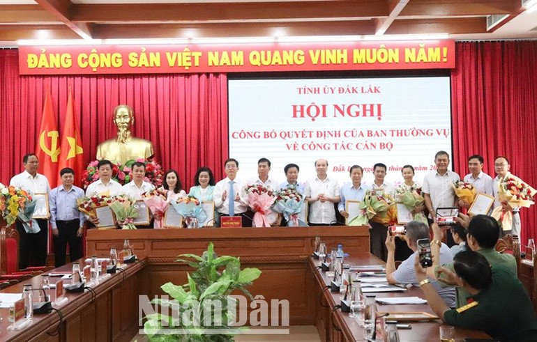 Các đồng chí lãnh đạo Tỉnh ủy Đắk Lắk trao quyết định và tặng hoa chúc mừng các đồng chí được điều động, luân chuyển và bổ nhiệm đợt này.