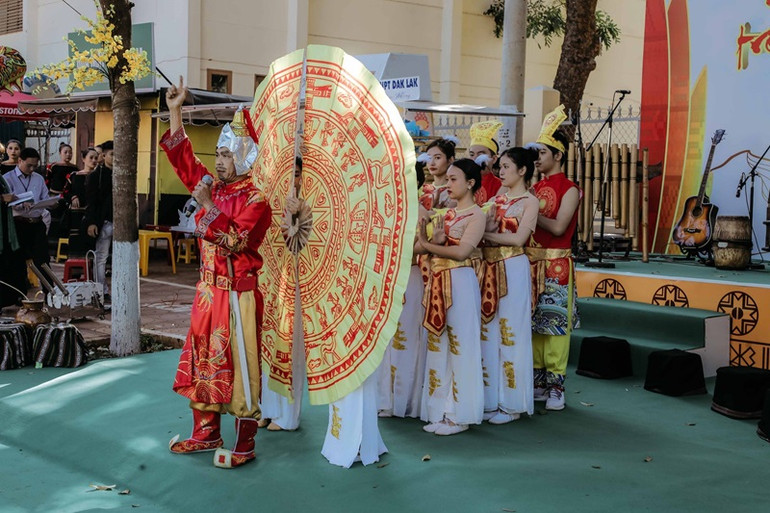 Các văn nghệ sĩ thể hiện những trích đoạn các tác phẩm thơ ca đặc sắc của các nhà thơ lớn Việt Nam nói chung và Hội Văn học nghệ thuật tỉnh Đắk Lắk nói riêng.