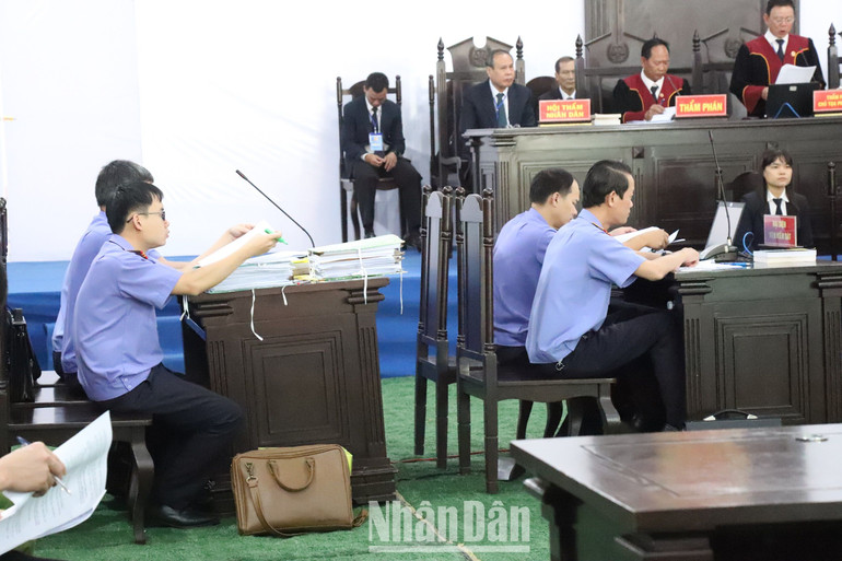 Các Kiểm sát viên Viện Kiểm sát nhân dân tỉnh Đắk Lắk thực hành quyền công tố và kiểm sát xét xử.