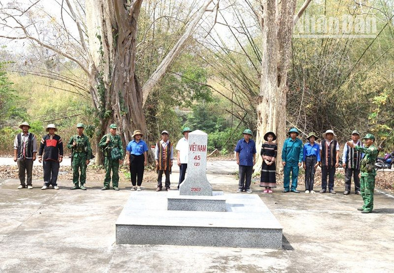 Cán bộ, chiến sĩ Bộ đội biên phòng tỉnh Đắk Lắk phối hợp với người dân xã biên giới Krông Na, huyện Buôn Đôn tuần tra bảo vệ cột mốc biên giới quốc gia.