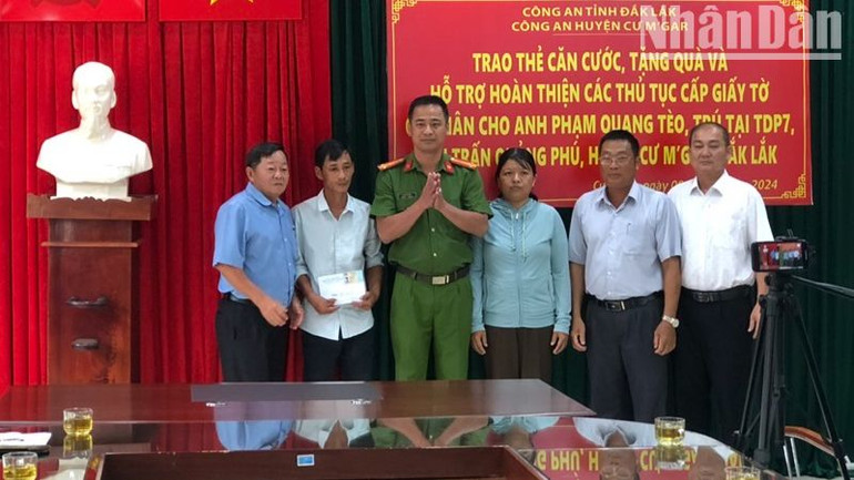 Lãnh đạo Công an huyện, Phòng tư pháp Cư M'gar và Ủy ban nhân dân thị trấn Quảng Phú chúc mừng gia đình anh Phạm Quang Tèo.