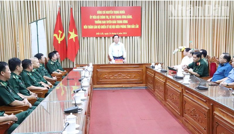 Đồng chí Nguyễn Trọng Nghĩa phát biểu tại buổi làm việc.