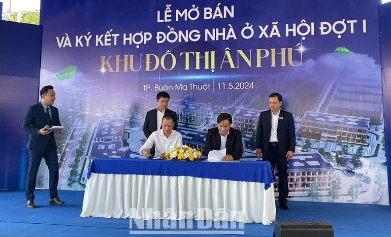 Lãnh đạo Công ty cổ phần Đầu tư-Phát triển đô thị Ân Phú và các Ngân hàng thương mại ký kết chương trình hợp tác.