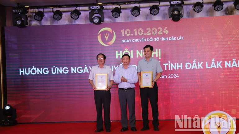 Phó Chủ tịch Thường trực Ủy ban nhân dân tỉnh Đắk Lắk Nguyễn Tuấn Hà trao giải Nhất Cuộc thi trắc nghiệm tìm hiểu về chuyển đổi số trên địa bàn tỉnh cho 2 tập thể.