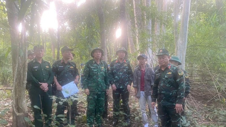 Rừng núi rậm rạp và nhiều sông suối khiến công tác tìm kiếm gặp nhiều khó khăn.