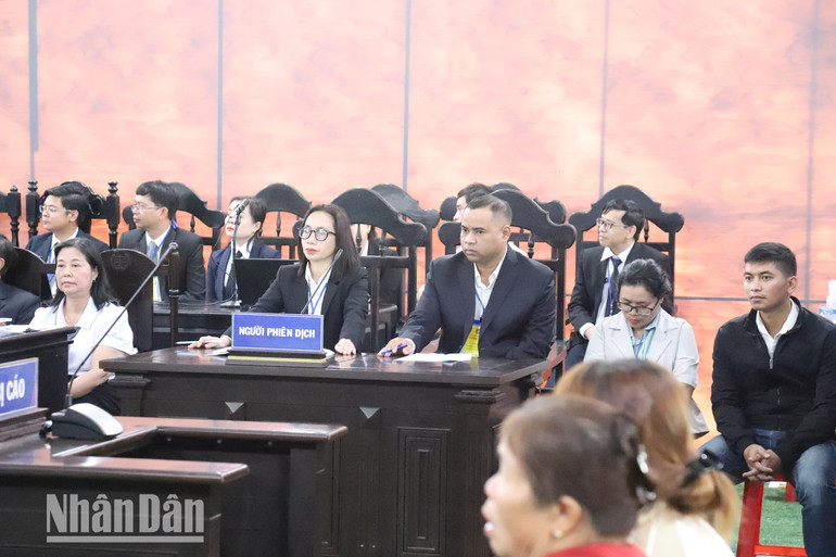 Các phiên dịch viên tiếng Ê Đê, M’nông, Jarai… tại phiên tòa.