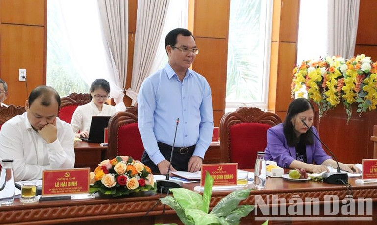 Đồng chí Nguyễn Đình Khang, Chủ tịch Tổng Liên đoàn Lao động Việt Nam nêu ý kiến tại buổi làm việc.