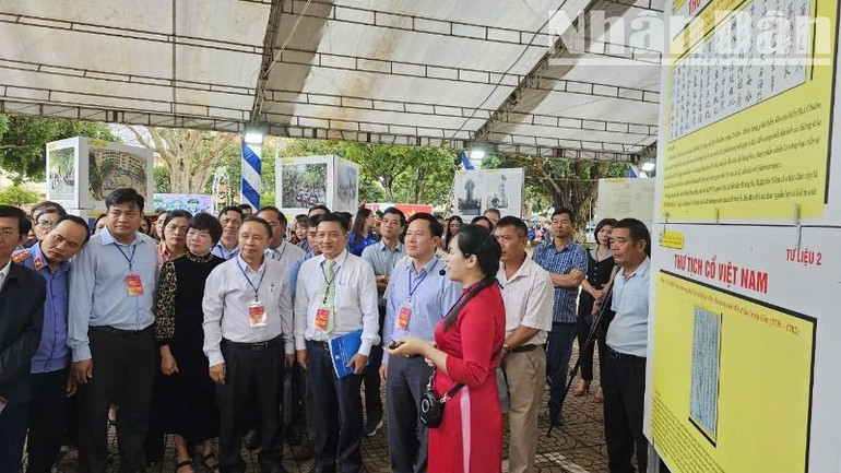 Các đại biểu thăm quan triển lãm.