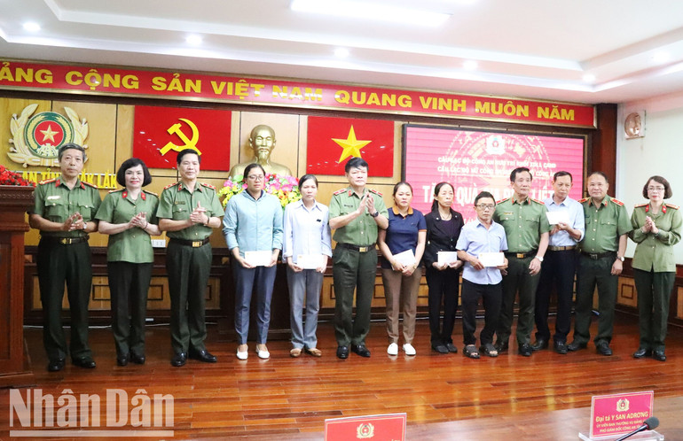 Lãnh đạo Cục Công tác Đảng và công tác chính trị, Bộ Công an và Ban Chủ nhiệm Câu lạc bộ sĩ quan hưu trí khối xây dựng lực lượng Công an nhân dân; Câu lạc bộ nữ sĩ quan hưu trí Công an nhân dân trao nhiều phần quà cho thân nhân 6 liệt sĩ Công an tỉnh Đắk Lắk hy sinh trong vụ khủng bố ngày 11/6/2023 tại xã Ea Tiêu và Ea Ktur, huyện Cư Kuin.