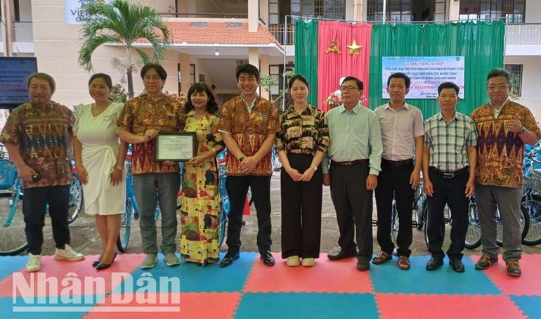 Lãnh đạo Câu lạc bộ Toyohashi Golden Rotary-Nhật Bản và Ủy ban nhân dân huyện Buôn Đôn trao bản tượng trưng tặng 70 xe đạp cho học sinh có hoàn cảnh khó khăn cho lãnh đạo Trường Tiểu học Nguyễn Thị Minh Khai.