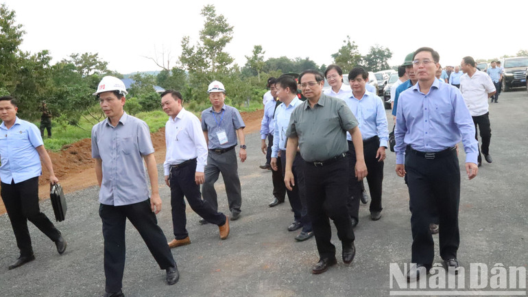 Thủ tướng đi thị sát Dự án đường bộ cao tốc Khánh Hòa-Buôn Ma Thuột trên địa bàn xã Hòa Đông, huyện Krông Pắc, tỉnh Đắk Lắk. Thủ tướng đi thị sát Dự án đường bộ cao tốc Khánh Hòa-Buôn Ma Thuột trên địa bàn xã Hòa Đông, huyện Krông Pắc, tỉnh Đắk Lắk.