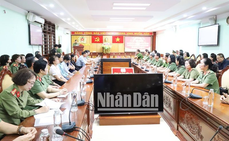 Quang cảnh buổi lễ tiếp nhận.