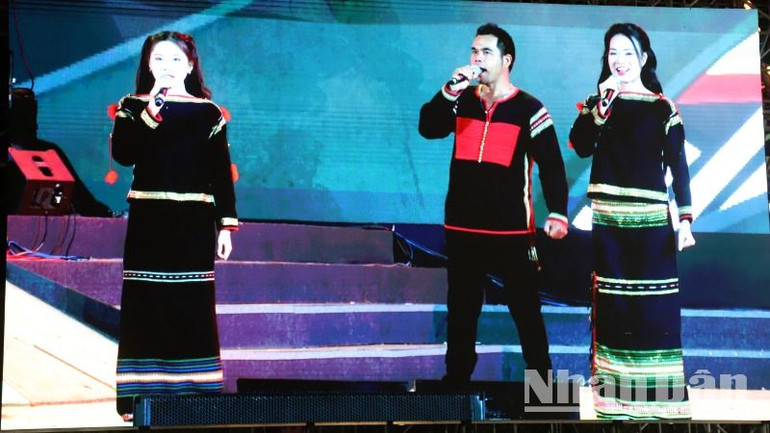 Những nghệ sĩ đến từ Đoàn ca múa nhạc dân tộc Đắk Lắk tham gia biểu diễn tại chương trình.