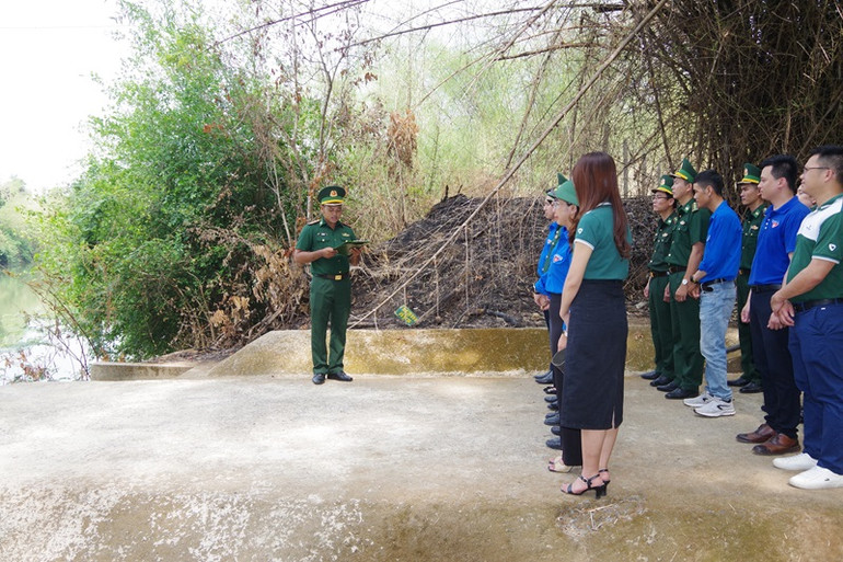 Đoàn công tác của Trung ương Đoàn tìm hiểu Di tích lịch sử quốc gia đặc biệt Bến phà vượt sông Sêrêpốk.
