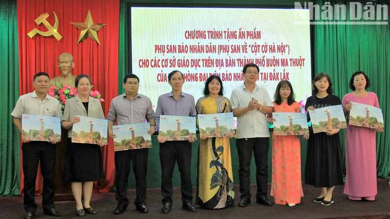 Đại diện Văn phòng Báo Nhân Dân tại Đắk Lắk trao tặng phụ san đặc biệt về Cột cờ Hà Nội cho lãnh đạo các trường học trên địa bàn tỉnh.